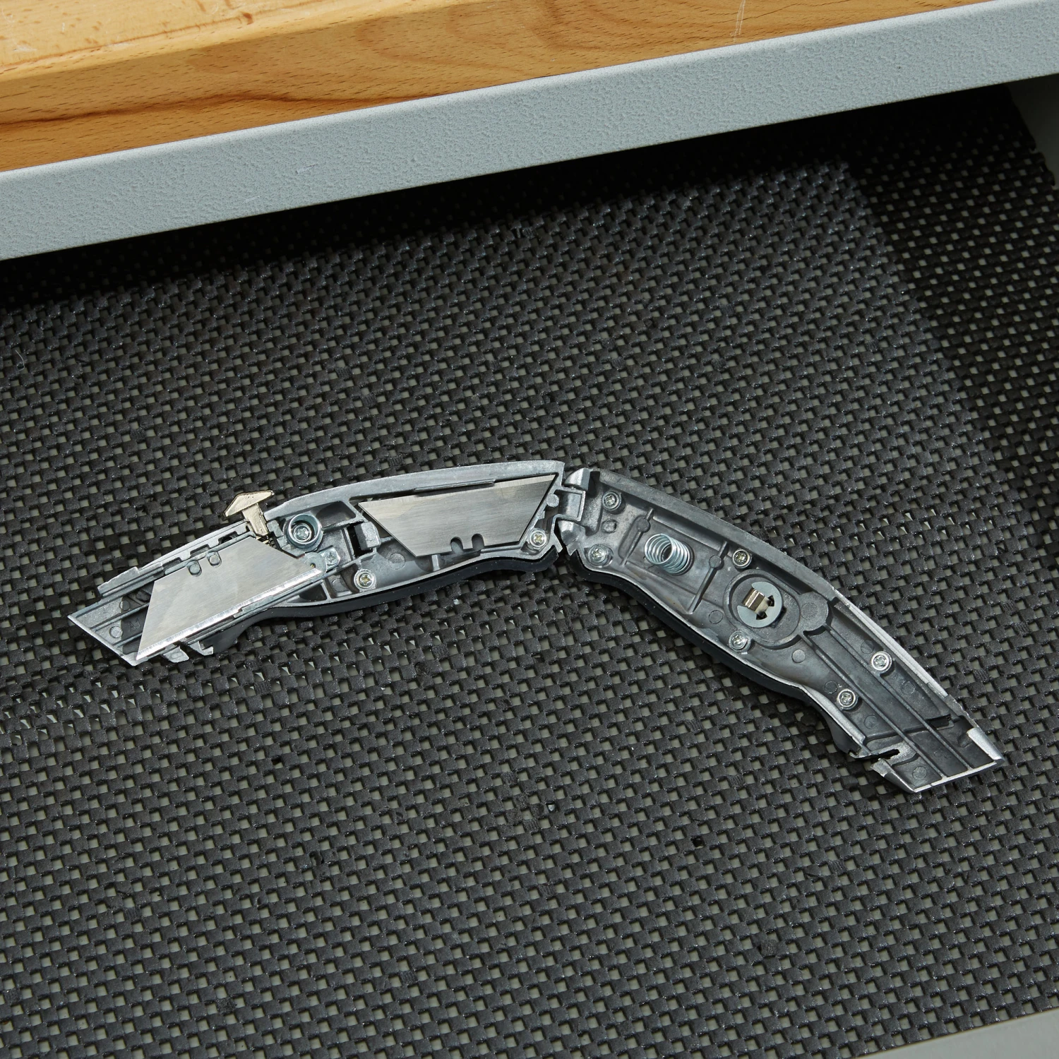 Kobalt Utility Knives 3-Blade Retractable Utility Knife with On Tool Blade Storage 5 Kobalt Utility Knives 3-Blade Retractable Utility Knife with On Tool Blade Storage - Image 5